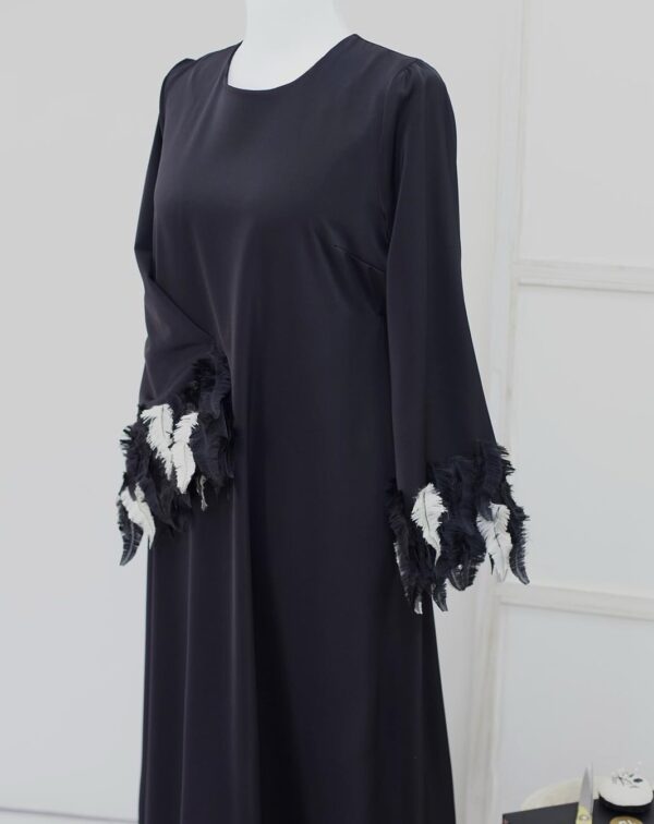 Elegantna duga crna haljina sa 3D aplikacijama na rukavima