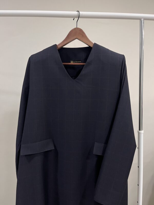 Teget haljina sa suptilnim crvenim karo dezenom